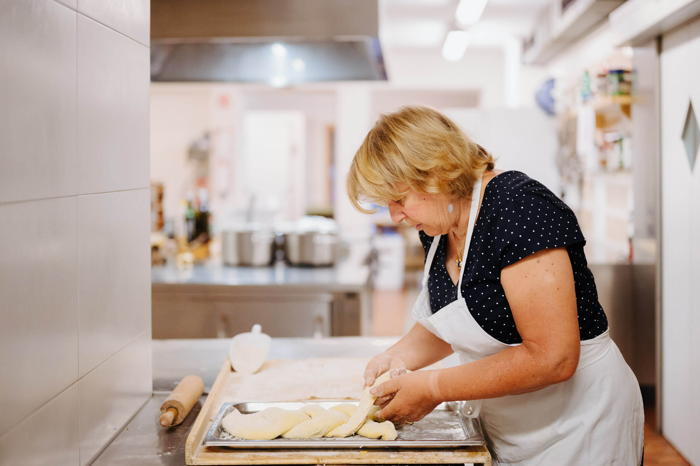 Gastgeberin Helene bereitet Südtiroler Traditionsgerichte mit viel Wissen und Hingabe zu. Das Hotel Gasthaus Post ist auch bei der 53. Eisacktaler Kost mit dabei.
