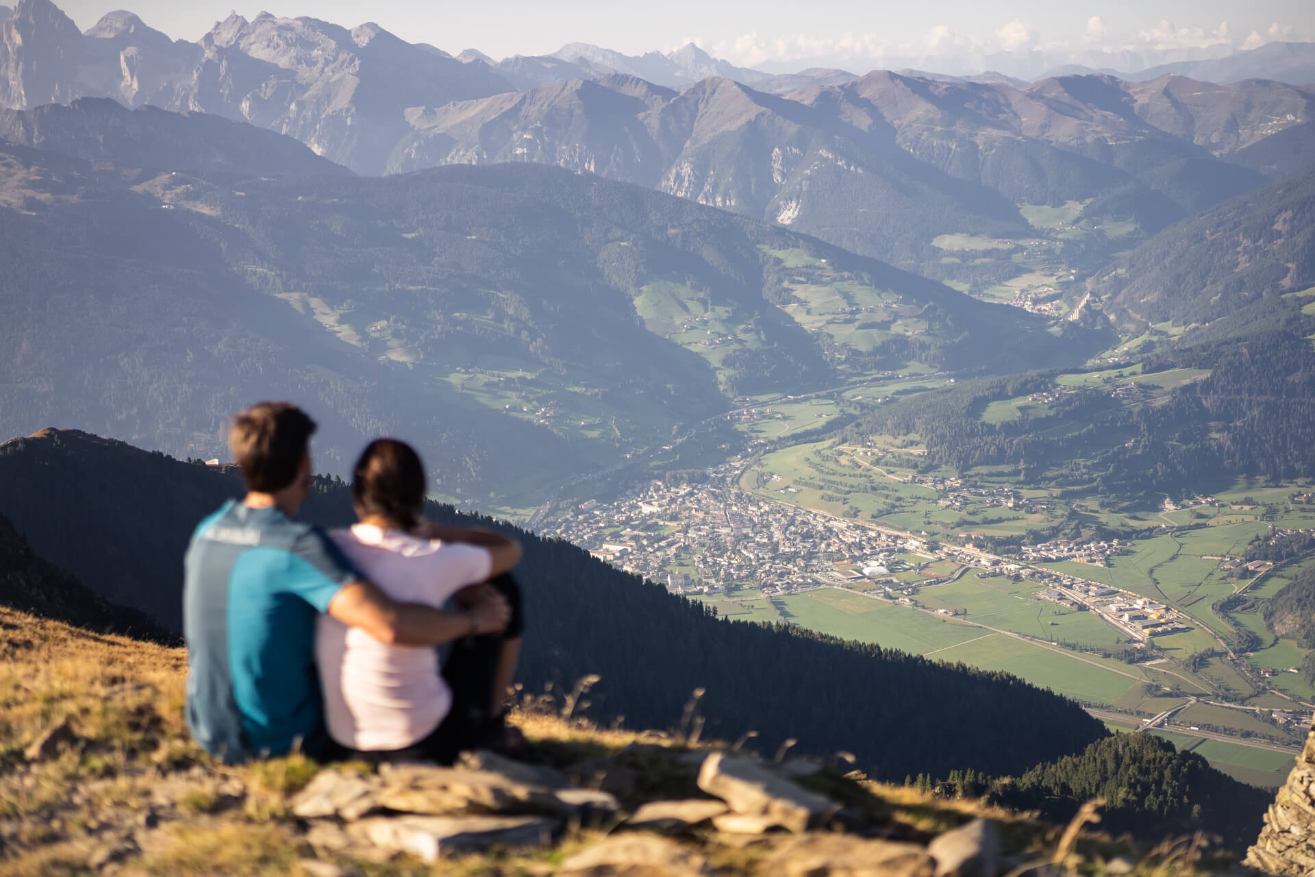 La vista sul paesaggio circostante dal Passo di Pennes invita a fermarsi per un momento.