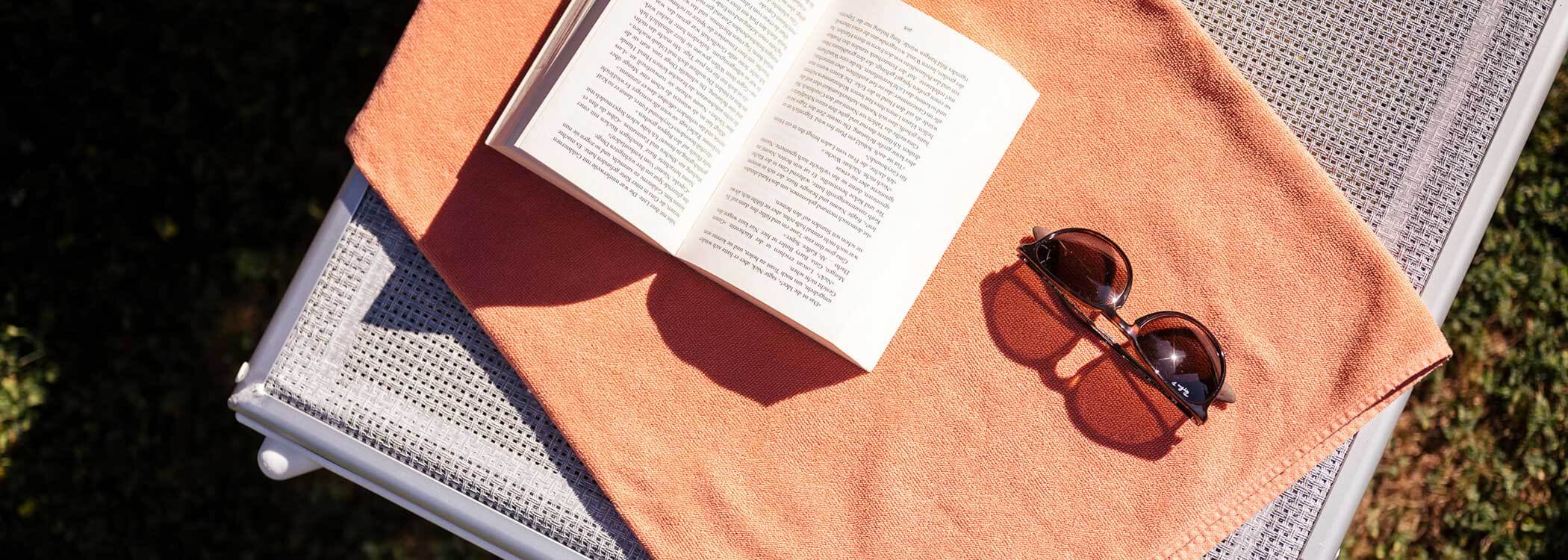 Sdraio con occhiali e libro